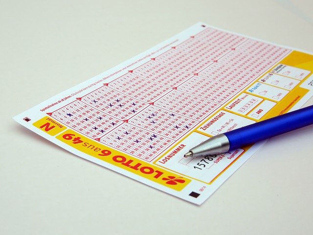 Wie berechnet man die Gewinnwahrscheinlichkeit im Lotto und gibt es eine Strategie zum Gewinnen?